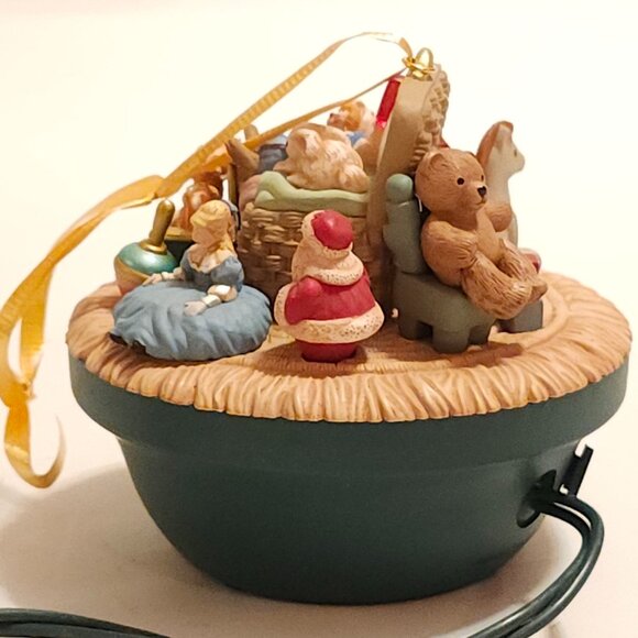 ADORABLE Hallmark Victorian Toy Box Keepsake Ornament Magic Special Edition 1998 - Picture 9 of 9